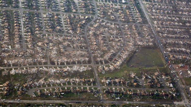 130521044420_aerial_photo_shows_damage_to_the_plaza_towers_elementary_school_after_massive_tornado_hit_moore_okla_624x351_ap