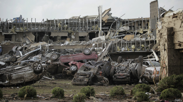 130521045302_damaged_cars_are_seen_in_the_parking_lot_of_moore_hospital_after_a_tornado_struck_moore_oklahoma_may_20_2013_624x351_getty