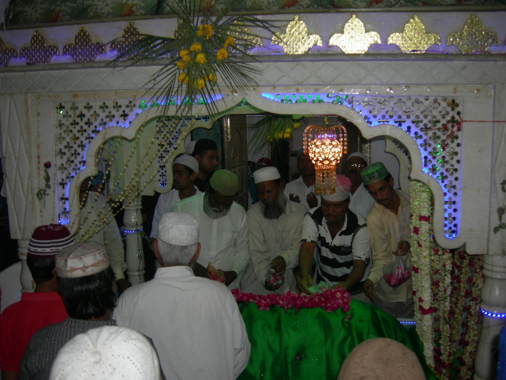 jlal shah baba ki mazar sharif par duwa mangte akidatmand