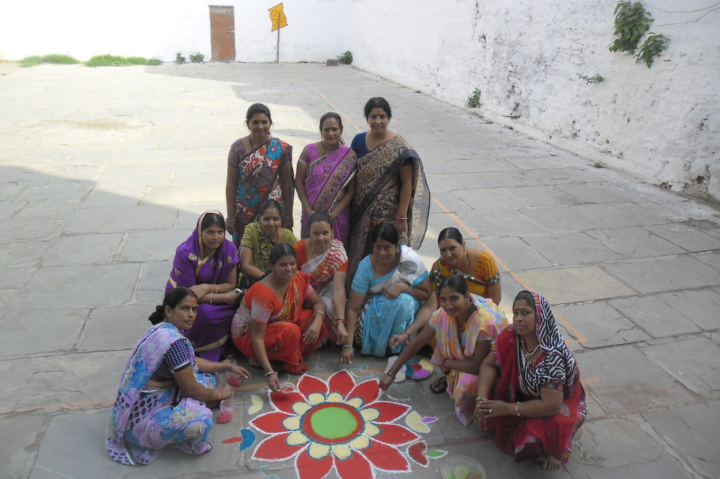 depapali milan porogrrme me rangoli sajati purbia samaj ki mahilae