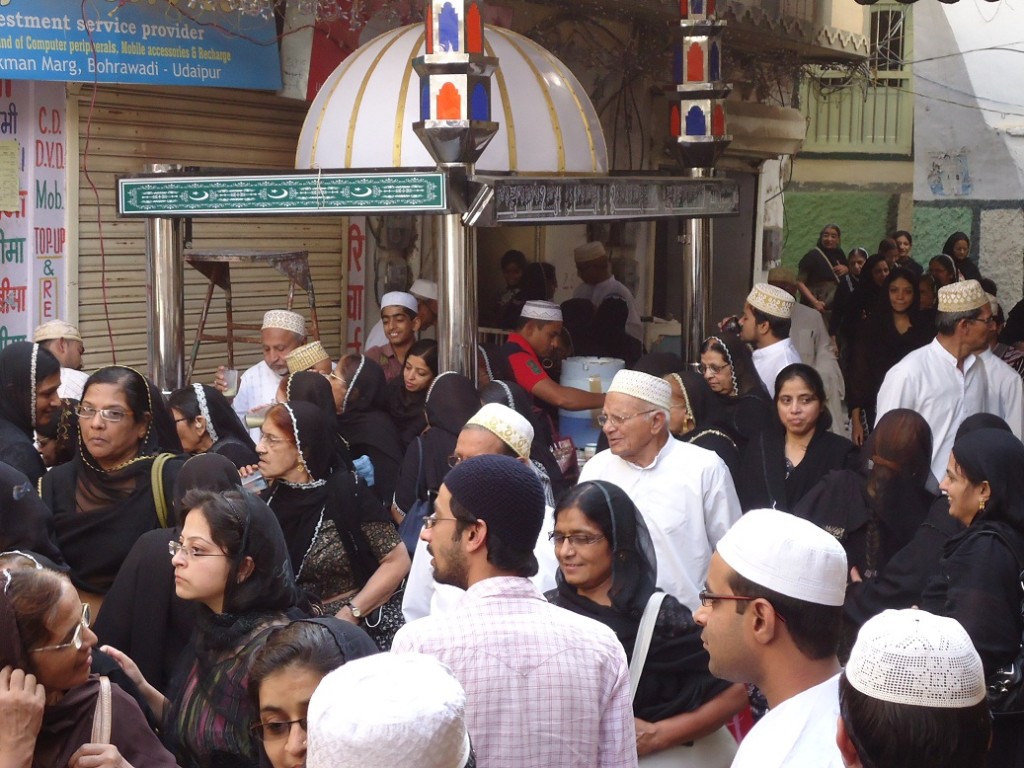 vajihapura masjid ke bar sabil par pani peete log