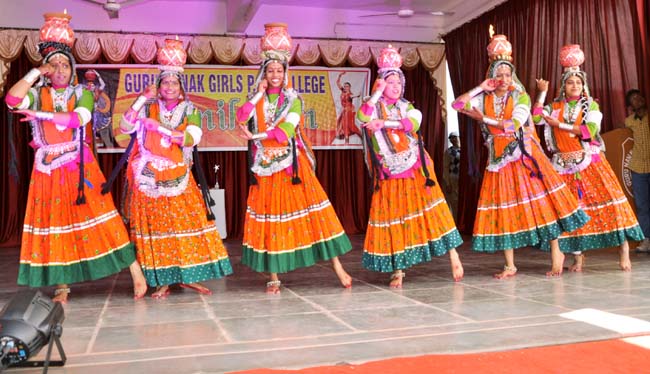 ग्लैमर वर्ल्ड में बनाएं कॅरियर
