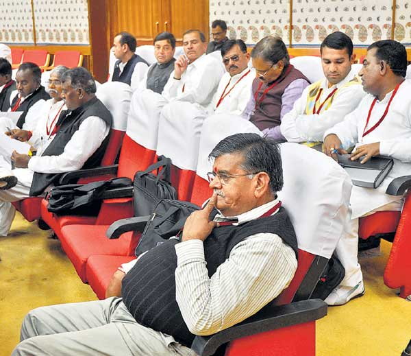 कटारिया पर राजनाथ हुए नाराज, बंद कमरे में बुलाकर सुनाई खरी-खरी