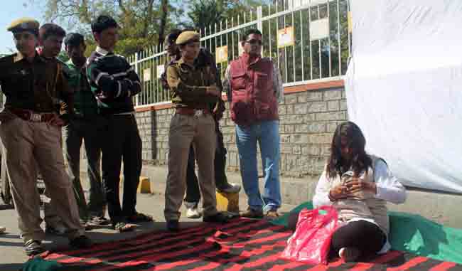 तेजाब पीड़िता शालू को बैठना ही पडा आमरण अनशन पर