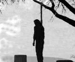 अज्ञात अधेड़ ने पेड़ पर लगाई फांसी