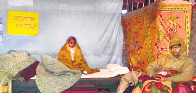 तेजाब पीडि़ता रात को भी अनशन पर