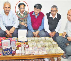 एईएन के लॉकर से 18 लाख मिले, बोला- बेटे के लिए जोड़े