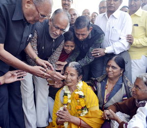 प्रो. हेमलता बोल्या का अनशन शुक्रवार को तुड़वाया गया।