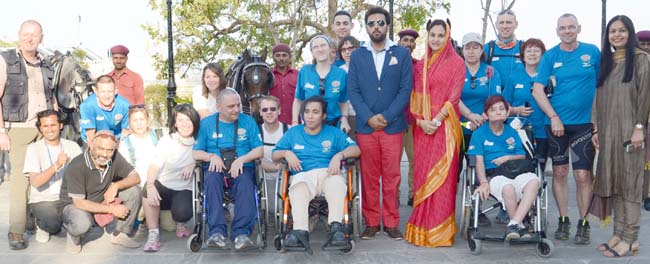 . द पैरालेटिक एसोसिएशन ऑफ फ्रांस के दल ने रविवार को शंभू निवास पैलेस में लक्ष्यराज सिंह मेवाड़ तथा निवृत्ति कुमारी सिंह से मुलाकात की।फ्रांस के 17 सदस्यीय दल ने की लक्ष्यराज से मुलाकात
उदयपुर, द पैरालेटिक एसोसिएशन ऑफ फ्रांस के नि:शक्तजनों का 17 सदस्यीय दल ने रविवार को उदयपुर से जोधपुर शैक्षिक भ्रमण से पूर्व यहां सिटी पैलेस स्थित शंभूनिवास पैलेस में एचआरएच ग्रुप ऑफ होटल उदयपुर के कार्यकारी निदेशक लक्ष्यराज सिंह मेवाड़ एवं उनकी पत्नी निवृत्ति कुमारी सिंह से मुलाकात कर मेवाड़ के ऐतिहासिक गौरव को जाना।
	फ्रांस सरकार ने अपने अभियान प्रोजेक्ट इंडिया 2014 के तहत गुडग़ांव स्थित निजी कंपनी बीबी वॉयज प्राइवेट लिमिटेड से इस भ्रमण का करार किया है।द पैरालेटिक एसोसिएशन ऑफ फ्रांस का दल रविवार को दिल्ली से उदयपुर पहुंचा तथा यहां से रउवा, साइना, गुडा, बैरा, घाणेराव होते हुए 17 मार्च को जोधपुर पहुंचेगा। दल के चार सदस्यों के लिए फ्रांस सरकार ने विदेश प्रकार की व्हीलचेयर प्रदान की है। दल राजस्थान के अंदरूनी गांवों में ग्राम कला एवं संस्कृति, परंपरा, लोगों की जीवनशैली, पहनावा आदि अनेक विषयों पर शोध करेगा। दल भ्रमण के दौरान ग्रामीणों के साथ होली का त्यौहार भी मनाएगा। दल के प्रमुख फ्रांस निवासी मेट स्पेनिल, लूरे पॉल, मिशलीन स्टार्क, लूबना हेरी ने रवानगी से पूर्व लक्ष्यराज सिंह मेवाड़ एवं उनकी नवविवाहिता पत्नी निवृत्ति से मेवाड़ की ऐतिहासिक जानकारी प्राप्त की। दल के साथ स्वयंसेवी, चिकित्सक एवं नर्स का दल भी भ्रमण पर है। यह दल 18 मार्च को जोधपुर से दिल्ली जाकर फ्रांस के लिए प्रस्थान करेगा।</a/></a></p>
</div></div><div class=