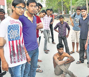 मेडिकल कॉलेज परिसर में बाइक चुराते छात्रों ने युवक को पकड़ा