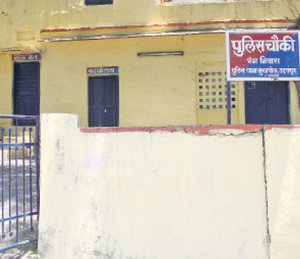 मेन गेट खुले लेकिन बंद रहते हैं दफ्तर, नहीं मिलते हैं पुलिसकर्मी