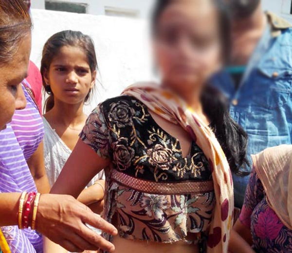 शराब की दुकान का विरोध कर रही महिलाओं पर हमला, युवती के कपड़े फटे