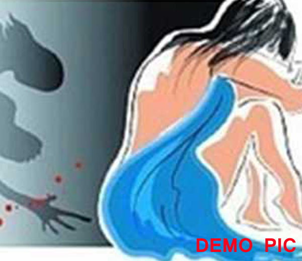 महिला को निर्वस्त्र कर सरेआम पीटा, मदद को चिल्‍लाती रही पर किसी ने नहीं सुनी