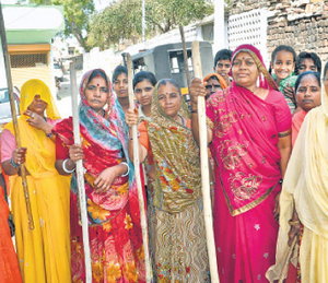 शराब की खराब नीति: महिलाओं ने थामीं लाठियां, मोहल्लों में दिन-रात पहरा