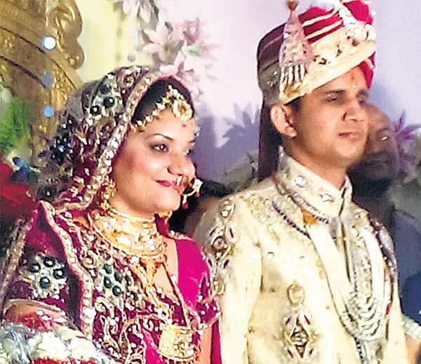 सुबह घायलों का इलाज करती रही डॉक्टर दुल्हन, शाम को हुई शादी