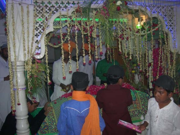 jlal shah baba ke urs par mjar par akidatmand