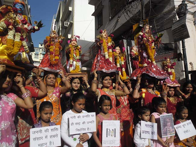 purbia samj ki mahilaye gangor swari me matdan ka sandesh dete hue