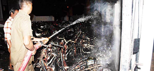 पंद्रह लाख की मोटरसाइकिलें खाक
