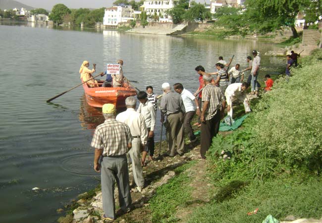 झील हितैषी नागरिक मंच ने नई पुलिया पर किया श्रमदान