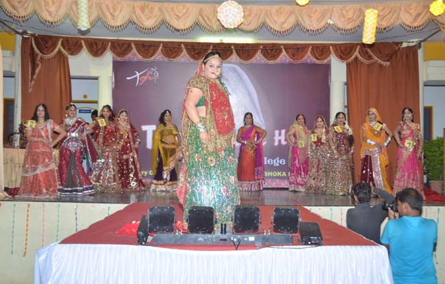 देशी-विदेशी संस्कृति का मिश्रण दिखा फैशन शो में