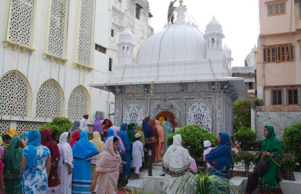 saiydi lukmani sahab ki dargah par akidatmand (2)