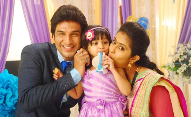 Sid (Manish Raisinghani) and Roli (Avika Gor)with Anjali in Sasural Simar Ka