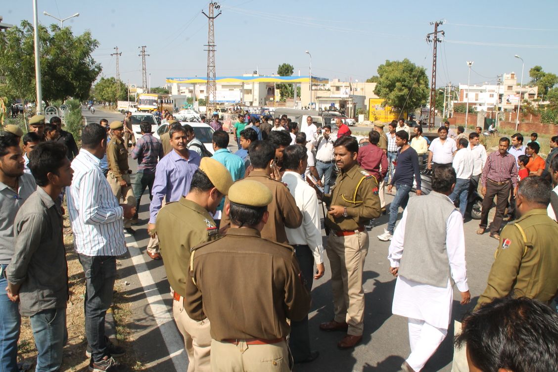 सौ फीट रोड पर बाइक पर जाते समय किया फायर