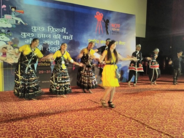 राष्ट्रीय बाल फिल्मोत्सव के समापन अवसर पर नृत्य की प्रस्तुति देते स्कॉलर्स एरेना स्कूल के विद्यार्थी।