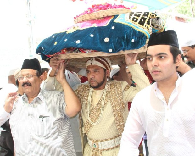 prince-yakoob-done-dargah-jiyarat-5551d32fec671_g