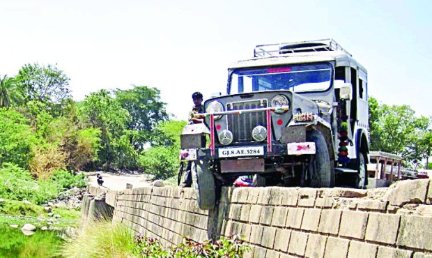 jeep-hung-on-bridge