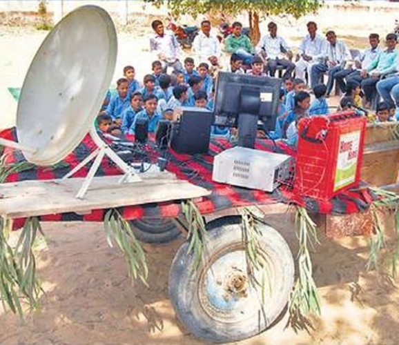 राजस्थान के हनुमानगढ़ जिले के एक गांव में शुक्रवार को पीएम की क्लास के लिए स्कूल में बैलगाड़ी पर इंतजाम करने पड़े। टीवी और डिश एंटीना की व्यवस्था की गई। बगल के गांवों से भी बच्चे बुलाए गए।