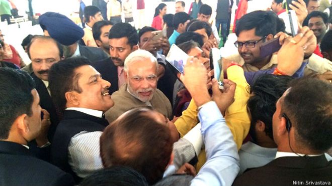 151128132432_modi_indian_journalist_selfie_diwali_milan2_624x351_nitinsrivastava