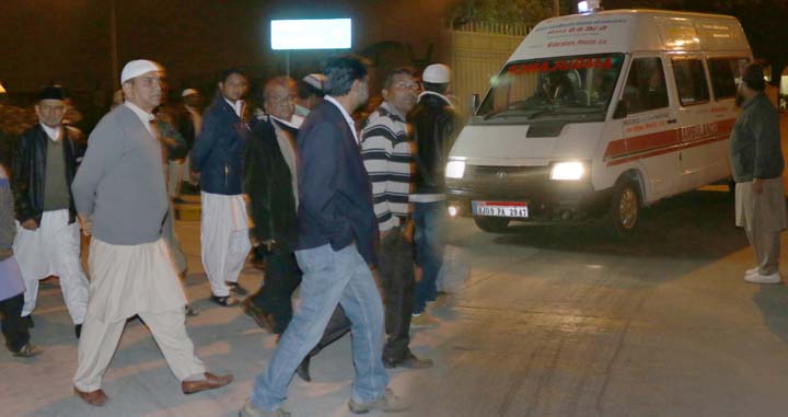 उदयपुर एयरपोर्ट से रात आठ बजे  परिजन , अजमेर दरगाह कमिटी के सदर असरार अहमद खान सहित सेकड़ों लोग जनाजा लेकर सावा के लिए रवाना होते 