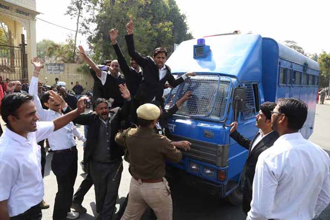 कोर्ट में तोड़ फोड़ करने पर अधिवक्ता को किया बार से बाहर