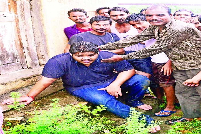 जिद कर तेज बहाव में कार ले उतरा कलक्टर का बेटा, बमुश्किल बचाई गई जान