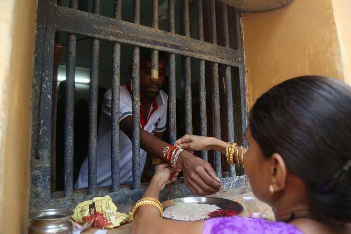 सेंट्रल जेल में कैदियों को राखी बांधने पहुंची बहनें, गृहमंत्री को विकलांग बच्चियों ने बांधी राखी