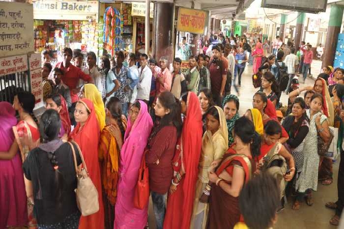 रक्षाबंधन पर्व: घंटों कतार में खड़े रहे तब मिले टिकट, बस-ट्रेनें रहीं फुल