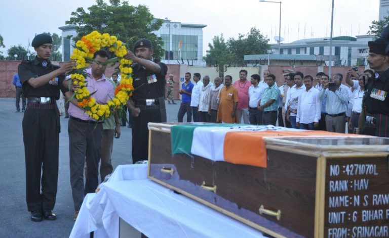 शहीद निम्ब सिंह की देह सम्मान के साथ उदयपुर पहुची, राजसमंद तक रास्ते भर श्रद्धांजलि देने वालों की भीड़।