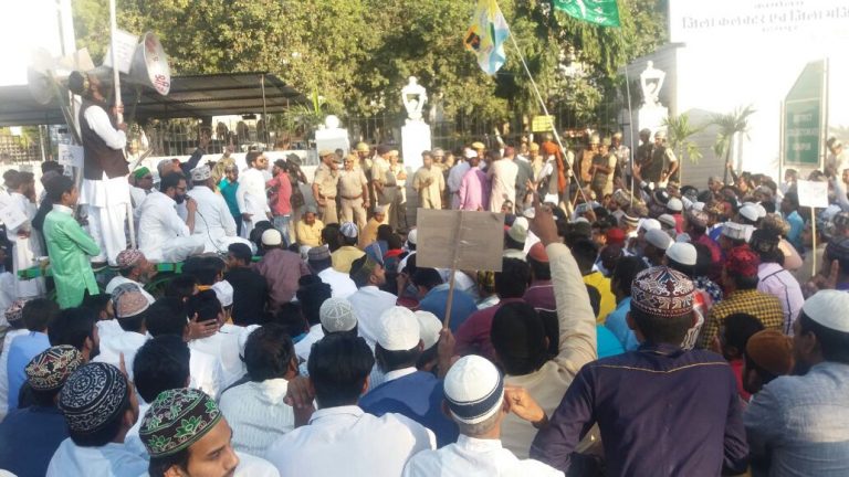 शरिया कानून में हस्तक्षेप के विरोध में मुस्लिम समाज का मौन जुलूस