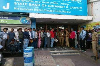 m_queue-at-bank-58242c0852a81