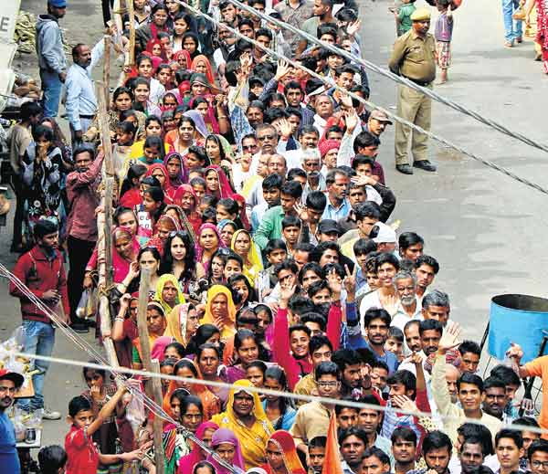 शिवमय हुई शहर की फिज़ा – हर जगह भोले के भक्तों की कतारें