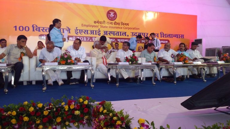 काजु बादाम की जुगाली करते हुए नेताओं ने सुनाई श्रमिकों के कल्याण की गाथा .