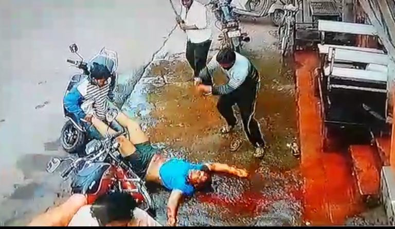 कैमरे में कैद हुआ LIVE मर्डर, गोली और तलवार से किए कई वार ( Video )