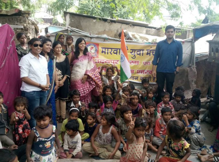 मारवाड़ी युवा मंच ने गरीब बच्चों के साथ मनाया आज़ादी का जश्न
