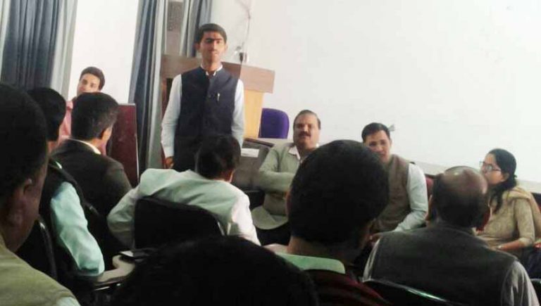 आखिर प्रधान पुष्कर तेली को मांगनी पड़ी सार्वजनिक रूप से माफ़ी