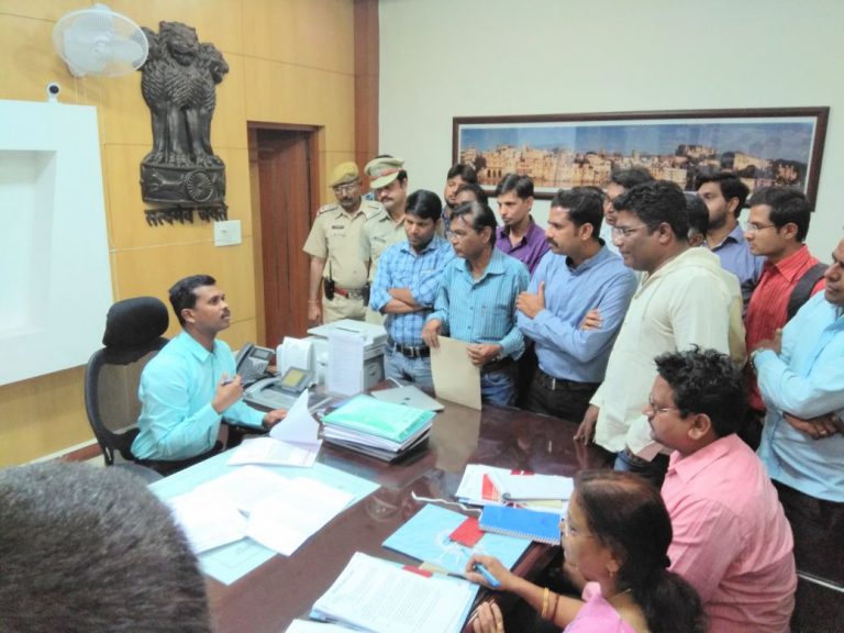 शर्मा हॉस्पिटल के खिलाफ पत्रकारों ने की आवाज़ बुलंद, अपराधिक मामला दर्ज कर कारवाई की मांग – लापरवाही से वरिष्ठ पत्रकार नारीश्वर की जान से किया है खिलवाड़ .