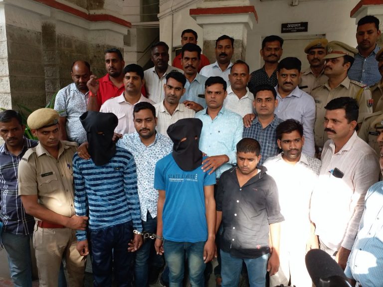 बेटी के सामने बाप की ह्त्या करने वाले आये पुलिस की गिरफ्त में – ह्त्या की गुत्थी सुलझ जानिये क्या है राज़।