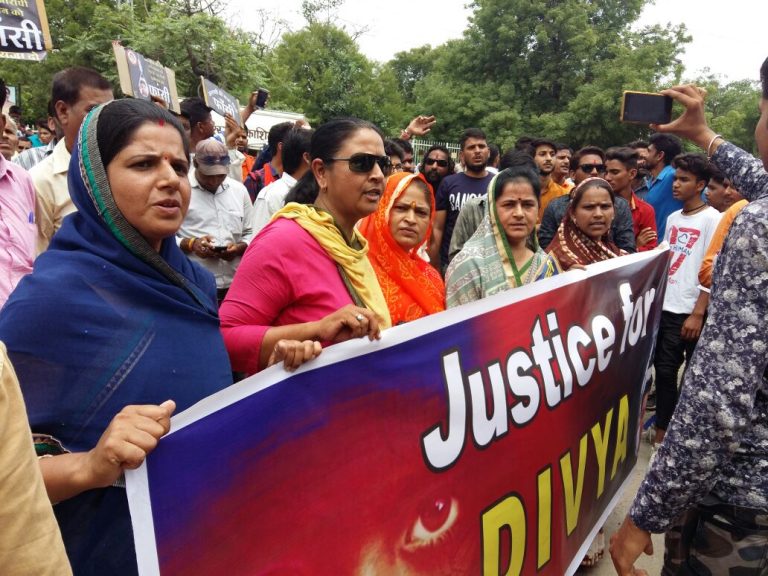 मासूम बच्ची के साथ हुए दुष्कर्म  के आरोपियों को फांसी की सजा को लेकर उदयपुर के सर्व समाज संगठन का विरोध प्रदर्शन