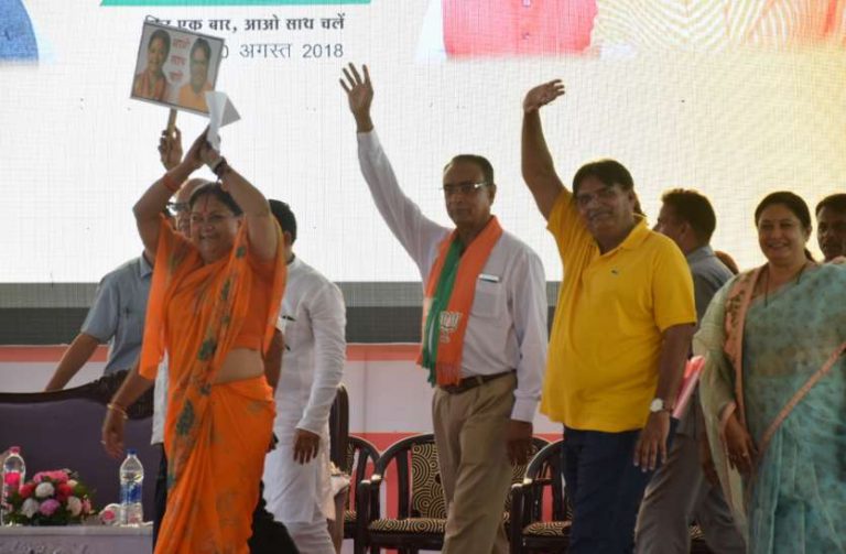सेवक नहीं महारानी साहिबा और महाराज साहब कहिये।