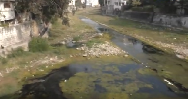गन्दगी में डूबी केनाल , आयड नदी